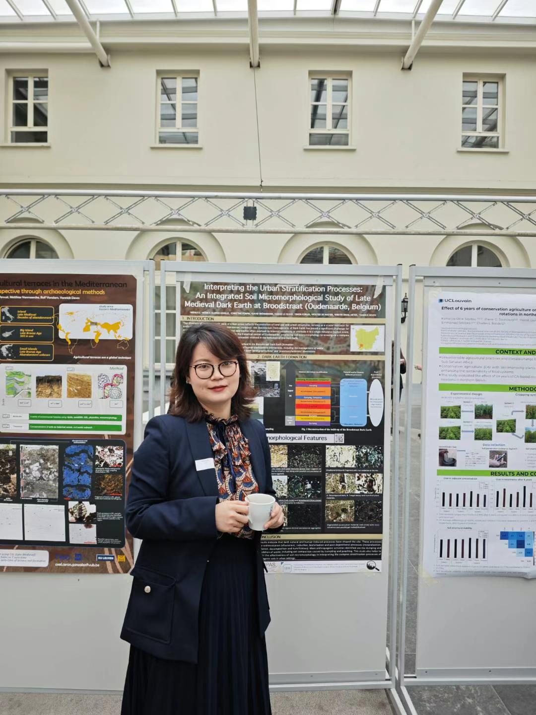 Meihui Li in front of her DYSS/SSSB poster on Dark Earth micromorphology