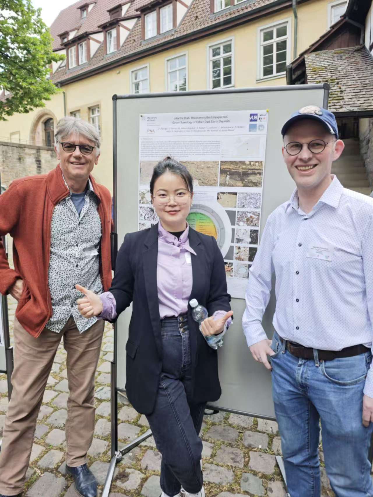 Luc Vrydaghs, Meihui Li and Yannick Devos in front of the project poster