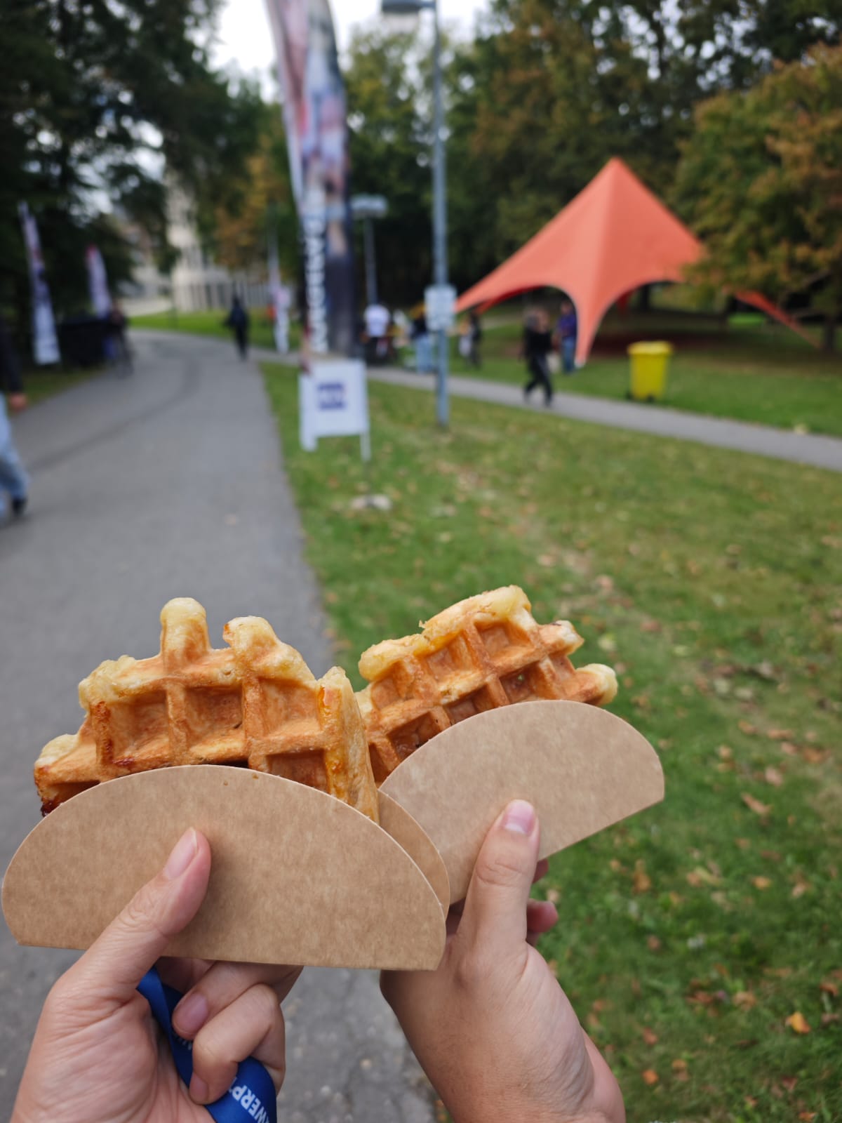 Students queue at VUB free waffle station, Star Wars vibes