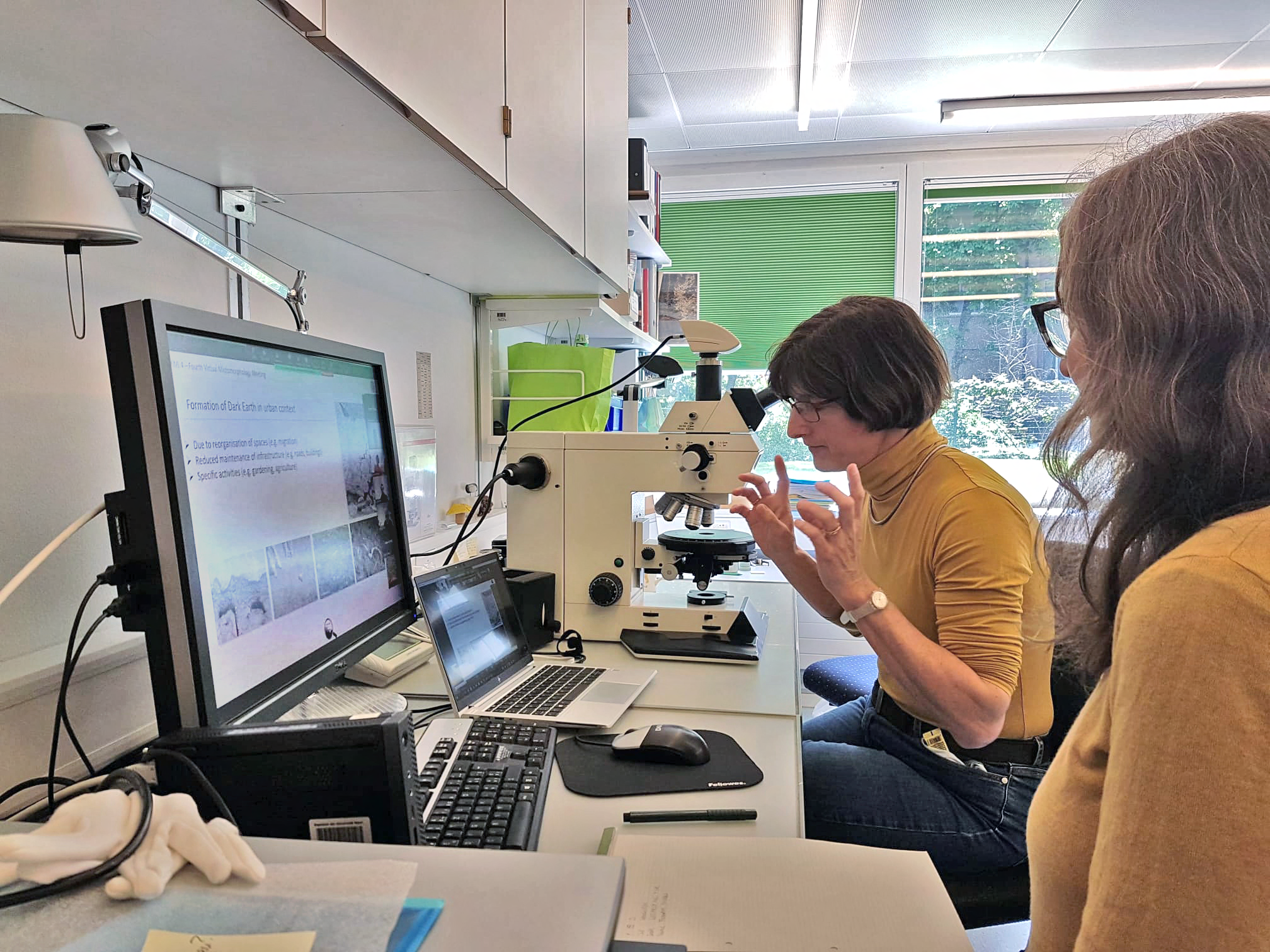 Christine Pümpin and Kristin Ismail-Meyer presenting Urban Dark Earth at the ViMi