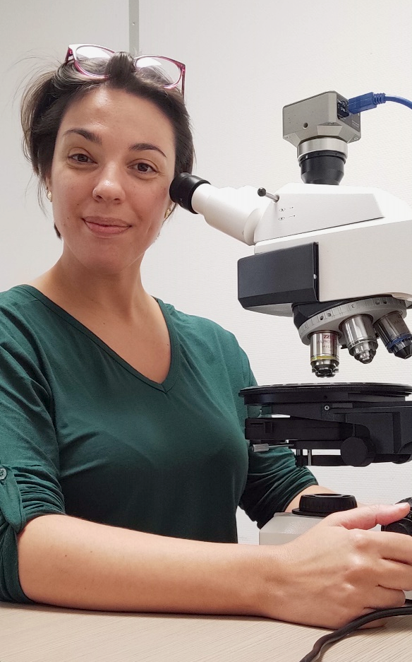 Monica Alonso Eguiluz on the microscope.